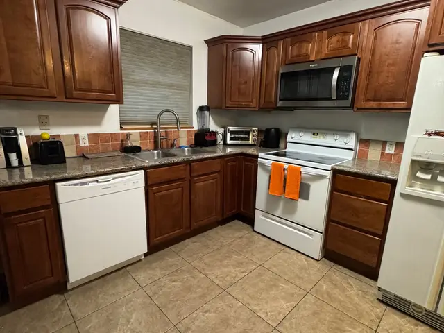 Bliss 5 furnished rental in Hollywood, FL – photo 3