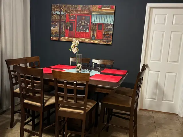 Bliss 7 dining area with a six-seat table and red place settings